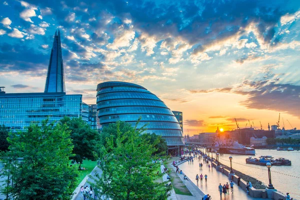 ロンドン 2015年6月30日 テムズ川の反射で日没時に近代的な都市の建物の外観 — ストック写真