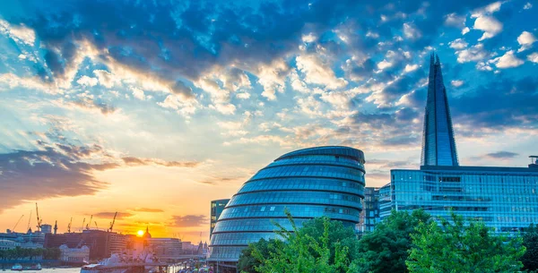 在美丽的夏日 伦敦现代夕阳西下的天空 — 图库照片