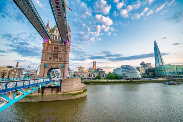 Londres Reino Unido Junio 2015 Puente Torre Edificios Modernos Ciudad — Foto de Stock