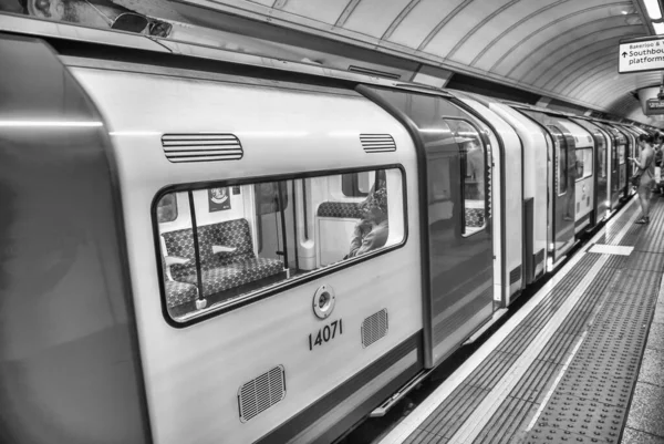 London Lipiec 1St 2015 Czerwono Niebieski Pociąg Podziemny Stacji — Zdjęcie stockowe