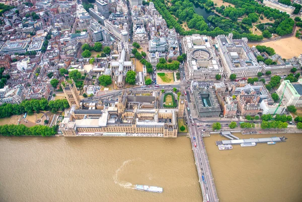 ヘリコプターからのロンドンの空の眺め ウェストミンスター宮殿と橋の下の視点 — ストック写真