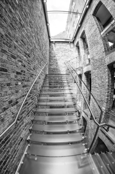 London Ngiltere Temmuz 2015 Modern Merdivenleri Eski Binaları Olan Apple — Stok fotoğraf