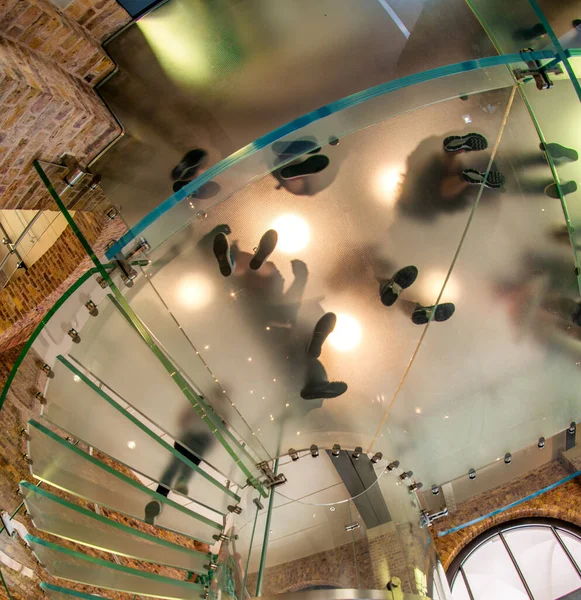 Modernas Escaleras Transparentes Vista Hacia Arriba Con Huellas Personas Concepto —  Fotos de Stock