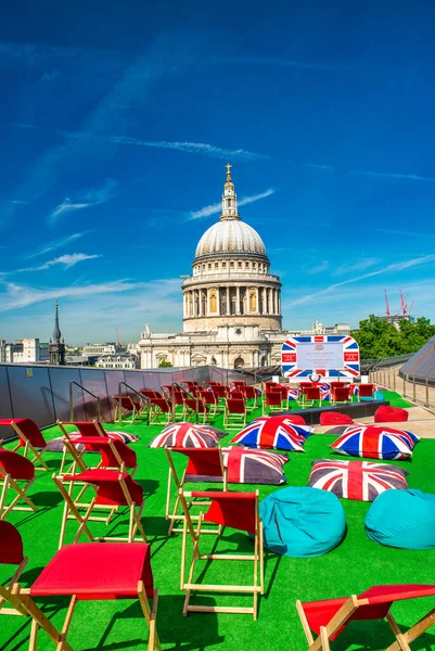 Londres Reino Unido Julio 2015 Azotea Ciudad Con Almohadas Colores —  Fotos de Stock