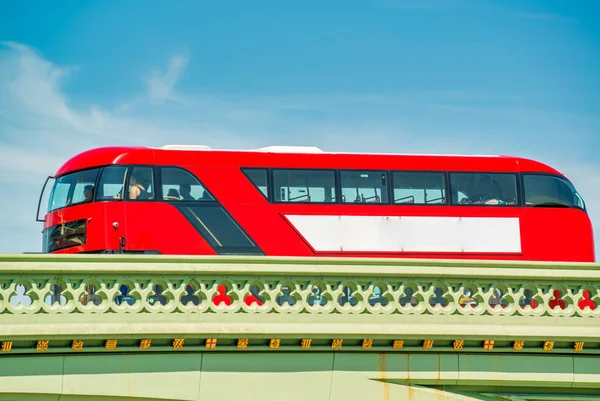 Red Bus Cruzando Puente Ciudad Londres Concepto Turístico —  Fotos de Stock