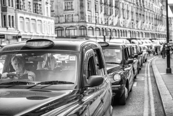 Londres Reino Unido Julio 2015 Tráfico Urbano Largo Una Carretera — Foto de Stock