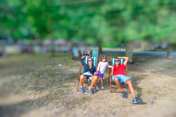 Familia Tres Personas Que Relajan Parque Ciudad Temporada Verano Concepto — Foto de Stock