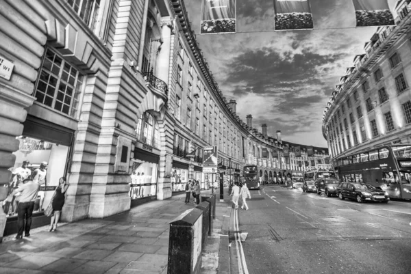 Londres Juillet 2015 Bus Red Double Decker Accélère Nuit Piccadilly — Photo