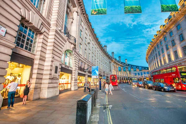 London Juli 2015 Roter Doppeldeckerbus Beschleunigt Nachts Piccadilly Circus — Stockfoto