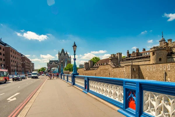 Londýn Velká Británie Června 2015 Turisté Procházejí Cestě Mostu Tower — Stock fotografie