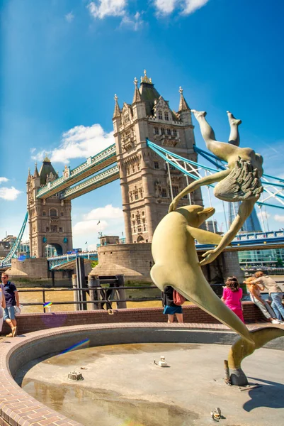 London Juli 2015 Stadtskulpturen Und Tower Bridge Hintergrund — Stockfoto