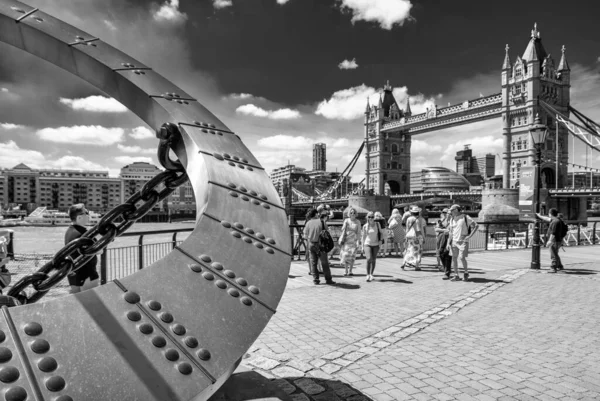 London Storbritannien Juli 2015 Stadsskulpturer Och Tower Bridge Bakgrunden — Stockfoto