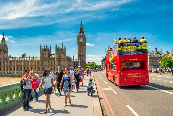 London Lipiec 3Rd 2015 Autobus Red Double Decker Przyspiesza Wzdłuż — Zdjęcie stockowe