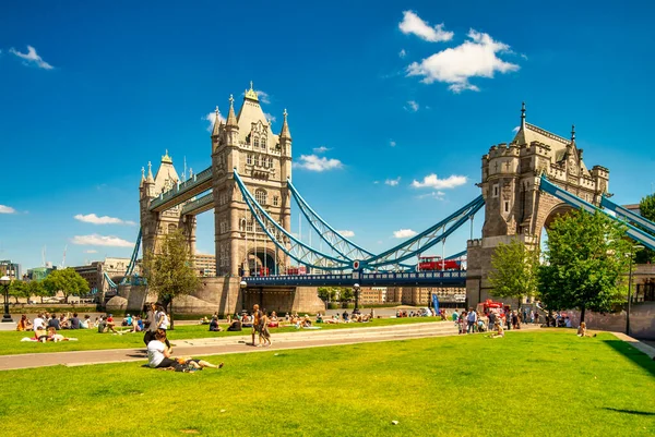 Londra Regno Unito Luglio 2015 Turisti Rilassano Parco Fronte Tower — Foto Stock