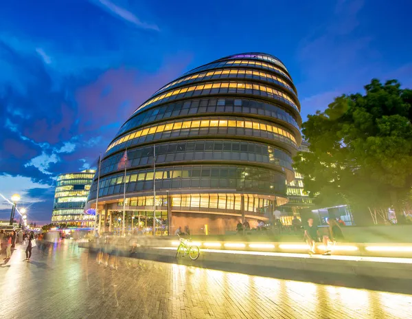 Londra Regno Unito Giugno 2015 Turisti Passeggiano Lungo Tamigi Notte — Foto Stock