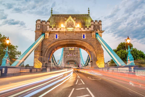 London Juni 2015 Tower Bridge Mit Nächtlichem Stadtverkehr — Stockfoto