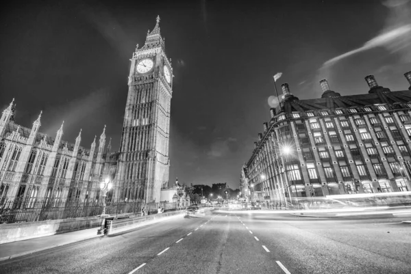 英国ロンドンの夏の夜のウェストミンスター宮殿と橋 — ストック写真