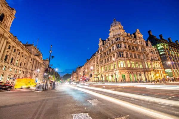 Londen Juli 1St 2015 Verkeer Langs Een Grote Stadsweg Nachts — Stockfoto