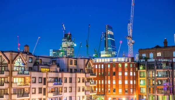 青空とロンドンの夜のスカイライン — ストック写真