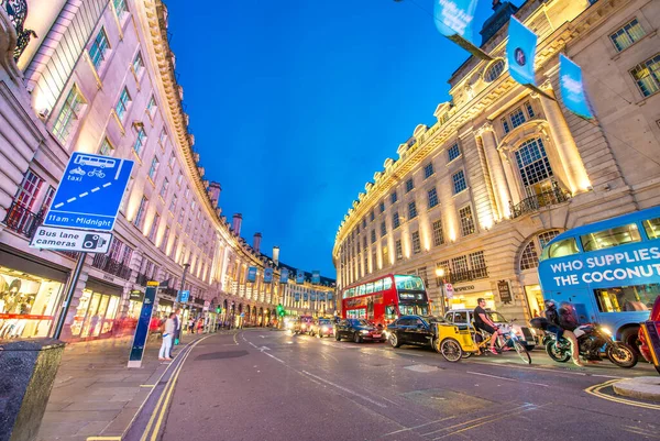 London Storbritannien Juli 3Rd 2015 Stadstrafik Nattetid Piccadilly Circus — Stockfoto