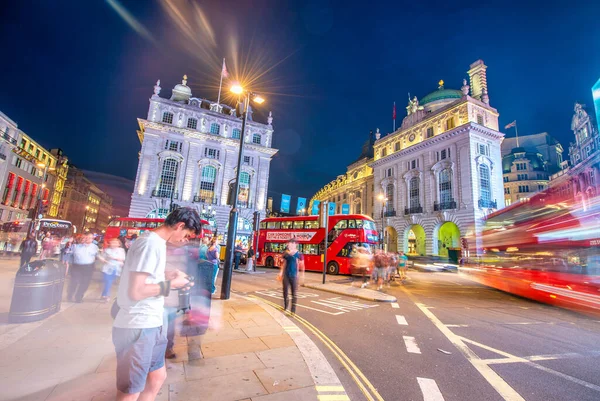 ロンドン イギリス 2015年7月3日 ピカデリー サーカスで夜間のレッド ダブル デッカー バスのスピードアップ — ストック写真