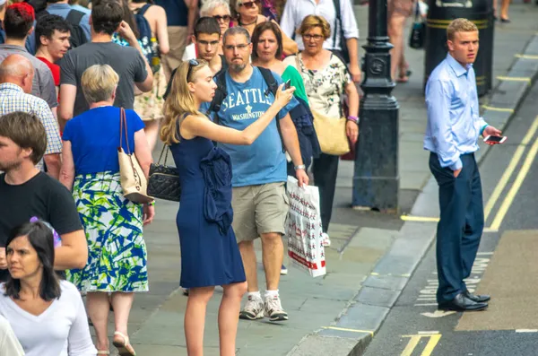 Londen Juli 1St 2015 Toeristen Lokale Bevolking Lopen Een Drukke — Stockfoto