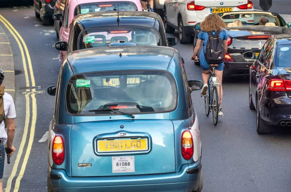 ロンドン 2015年7月1日 混雑した混雑した道路での都市交通 — ストック写真
