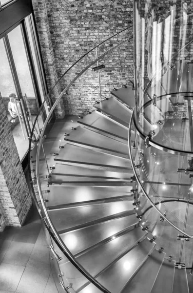 ロンドン 2015年7月2日 現代の階段や古い建物の壁とアップルストアコベントガーデンのインテリア — ストック写真