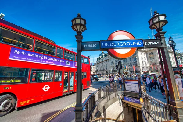 Londen Juni 2015 Red Double Decker Bus Versnelt Piccadilly Circus — Stockfoto
