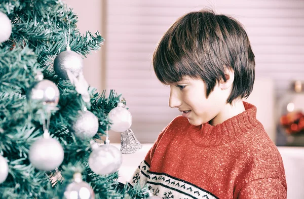 Ritratto di ragazzo felice guardando palla giocattolo decorativo — Foto Stock