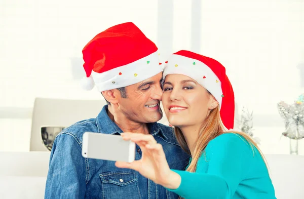 Casal feliz em seus 30 anos fazendo uma selfie — Fotografia de Stock