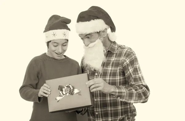 Vader en zoon verrast door de gift van Kerstmis — Stockfoto