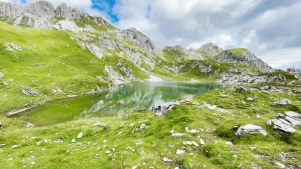 İtalya Alpleri boyunca uzanan dağ gölleri, Laghi Dolbe — Stok video