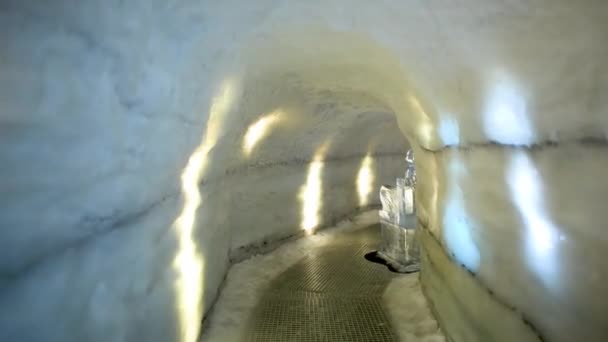 Prozkoumávání ledové jeskyně na Islandu — Stock video