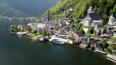 Hallstatt, Avusturya. Güzel güneşli bir günde, yaz şehrinin muhteşem gökyüzü manzarası. İnsansız hava aracı bakış açısı.