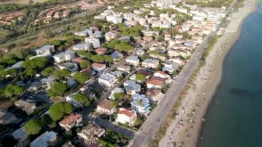 Yaz mevsiminde Toskana kıyı şeridinin inanılmaz hava manzarası, İtalya