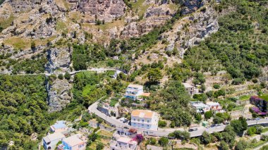 İtalya 'nın yaz mevsiminde güzel Amalfi Sahili' nin muhteşem hava manzarası. Drone bakış açısı.