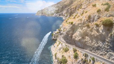 İtalya 'nın yaz mevsiminde güzel Amalfi Sahili' nin muhteşem hava manzarası. Drone bakış açısı.