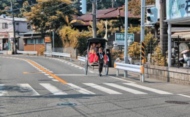 Tokyo-18 Ağustos: turistler Kamakura Tapınağı ziyaret, 18 Ağustos, 2013 Tokyo, Japonya. Kamakura çok sayıda Tapınak, tapınaklar ve diğer tarihi anıtlar sunuyor