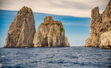 Ünlü Faraglioni 'nin deniz manzarası, Capri - İtalya