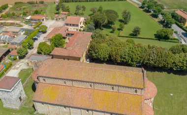 Pisa, Toskana bölgesindeki San Piero bazilikanın havadan görünümü.