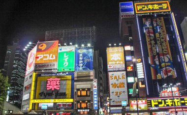 Tokyo - 23 Ağustos: şehir sokak ışıkları üzerinde Ağustos 23, 2013 yılında tokyo. Japonya sermaye 10 milyondan fazla turist her yıl alır..