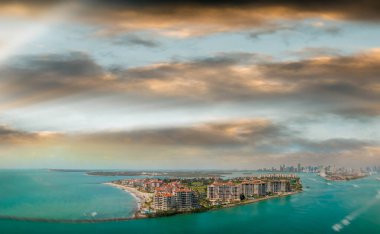 Miami Beach ve gün batımında, Florida kıyı şeridi muhteşem havadan görünümü.