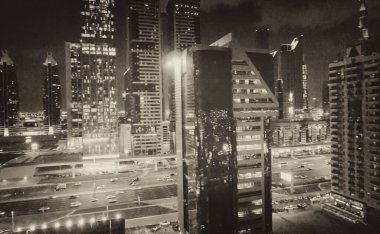 Downtown Dubai ve Sheikh Zayed Road gece havadan görünümü.