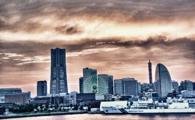 Minato-Mirai Yokohama 'daki binalar nehre yansıdı.