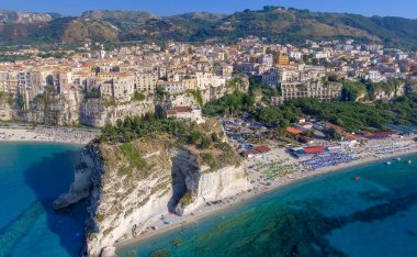 Bir Tropea, Calabria, İtalya, yaz sezonunun güzel sahil şeridi havadan görünümü.