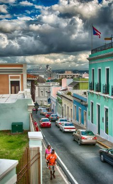 SAN JUAN, PUERTO RICO - 24 Şubat 2010 'da San Juan, Porto Riko' da şehir sokakları. Her yıl adayı 3 milyondan fazla insan ziyaret ediyor..