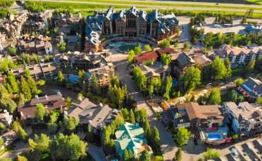Yaz mevsiminde İHA 'dan Vail' in güzel hava manzarası, Colorado, ABD