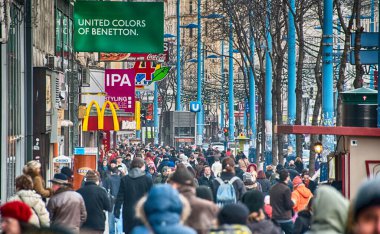 Viyana - 6 Ocak: turist şehir sokakları, 6 Ocak 2010 tarihinde Viyana'da boyunca. 11 milyondan fazla kişi şehir her yıl ziyaret..
