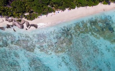 Anse kaynak D'argent La Digue - Seychelles adaları, havai görünümü.